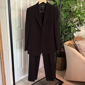 Kasper business suit never goes out of style, size 10 in excellent condition.